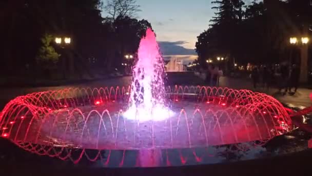 都市公園の色の噴水 水のカラフルなジェット — ストック動画