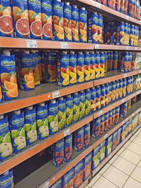 Kyiv-Ukrayna. 09 Mart 2019: Süpermarket raflarında geniş çaplı meyve suları. Dükkan raflarındaki doğal sıvılar. Süpermarkette raflarda farklı meyve suları var. Kağıt pakette çeşitli meyve suları