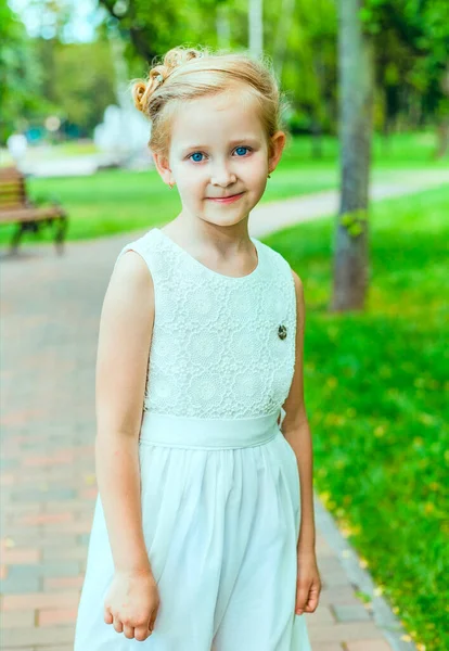 Menina Vestido Bonito Como Princesa Retrato Princesinha Criança Com Cabelo — Fotografia de Stock