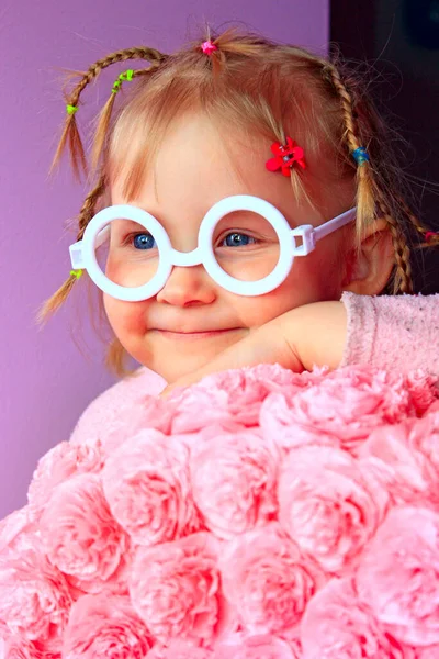 Little Girl Plastic Glasses Smile Paper Flowers Made Papier Mache — Stock Photo, Image