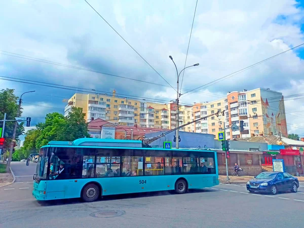 Chernihiv Ucrânia Abril 2018 Ônibus Trole Andando Longo Rua Cidade — Fotografia de Stock