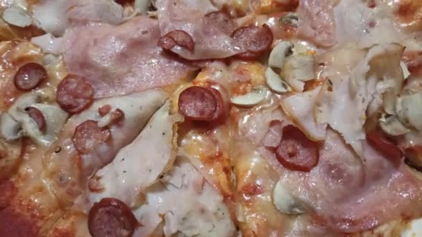 Couper Les Tranches Pizza Fraîche Appétissante Boîte Piza Prête Manger — Video