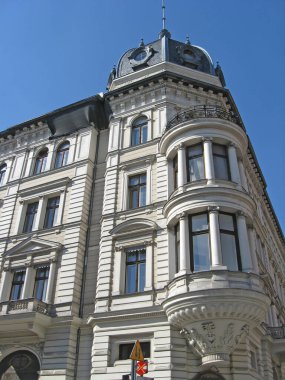 Lodz - Polonya. 18 Nisan 2019, şehir caddesi manzarası. Şehirde harika bir mimari. Lodz caddesindeki binaların güzel mimarisi. Mimari tarzda. Eski binaların pencereleri