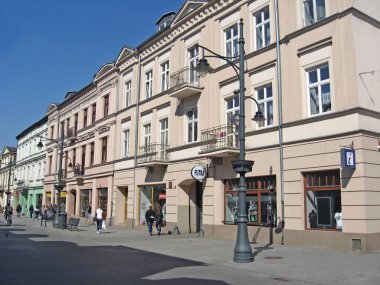 Lodz - Polonya. 18 Nisan 2019: Lodz 'daki kaldırım manzarası. Şehir mimarisi. Lodz 'da şehir hayatı. Güzel bir şehir manzarası. Polonya 'da şehir manzarası. Polonya 'nın Lodz şehrinde hayat