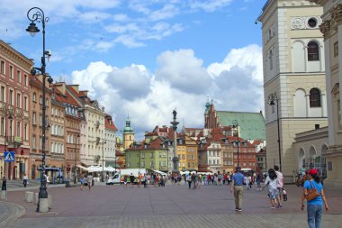 Varşova - Polonya. 27 Temmuz 2019: Varşova, Polonya 'da güzel bir mimari. Polonya 'nın başkenti Varşova' da yoğun bir trafik var. Polonya 'nın başkenti Varşova' da modern mimari ve sokak