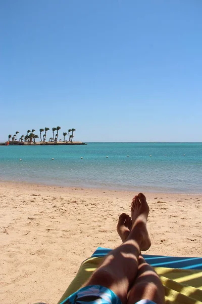 Gambe Dell Uomo Turistico Appoggiate Sulla Spiaggia Sotto Ombrellone Piedi — Foto Stock