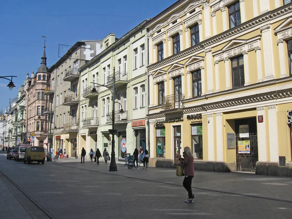 Lodz 2019年4月18日 洛兹街道景观 城市建筑 洛兹的城市生活美丽的城市全景 波兰的城市景观 波兰城市Lodz的生活 城市街道 有建筑物 人行道和道路 — 图库照片