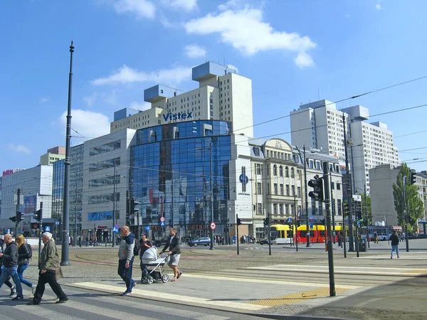 Lodz Poland April 2019 People Cross Crossroads Pedestrian Crossing City — Stock Photo, Image