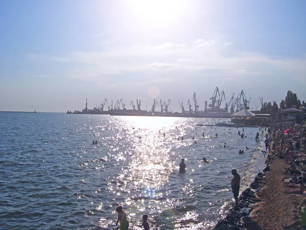 Večer Lidé Odpočívají Moři Dovolená Moři Blízkosti Přístavního Města Mořské — Stock fotografie