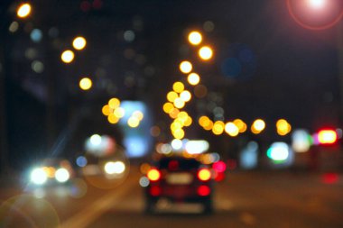 Gece şehrinde farları açık, ışıkları açık otomobiller. Farları açık arabalar. Akşam kentinde trafik sıkışık. Nakliye aracı gece trafikte duruyor. Akşam kentinde trafik sıkışık.