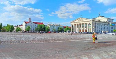 Chernihiv-Ukrayna. 17 Mayıs 2020: Chernihiv şehrinde çok güzel bir tiyatro salonu var. Ukrayna 'nın merkez meydanı Chernihiv
