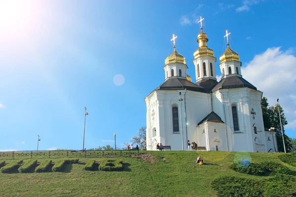 Hermoso Paisaje Soleado Con Antigua Iglesia Ortodoxa Ucraniana Rayos Soleados — Foto de Stock