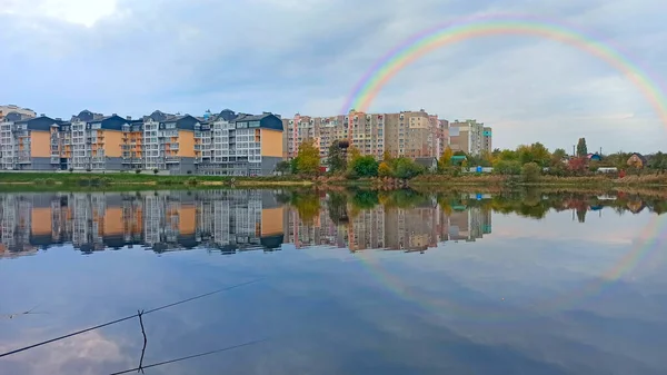 Chernihiv Ucrânia Julho 2020 Arco Íris Sobre Blocos Plano Rio — Fotografia de Stock