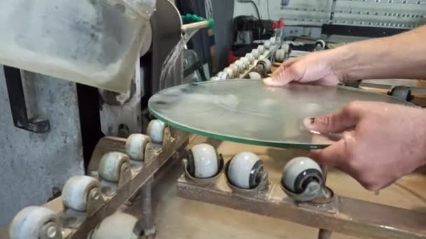 労働者の手は機械にガラスを粉砕する ガラスの水冷却機処理のジェット 研削盤のガラスブランク作業 ガラス加工中の加熱部品の冷却 産業概念 — ストック動画