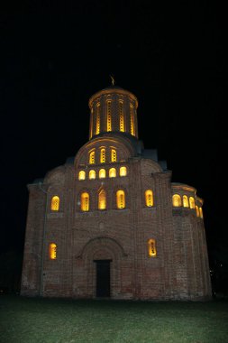 Güzel Pyatnitskaya geceleri aydınlatılan Chernihiv kilisede. Kilise ile kışın gece zamanında ışıklı pencere eşiği. Yeni yıl tatilinde Şehir Park aydınlatma