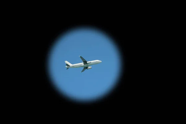 Uçak Gökyüzünde Yüksekten Uçuyor Mavi Gökyüzünde Uçan Hava Aracına Bakın — Stok fotoğraf