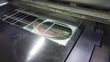 Ultra menekşe yazıcı çalışıyor. Fotoğraflar basılıyor. Modern teknoloji iş başında. Mor ötesi baskılardan oluşan Japon yazıcı Mimaki. Ultraviyole baskı kullanarak cam yüzeyde çizim