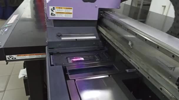 Chernihiv Ucrania Enero 2020 Impresora Ultravioleta Trabajo Imprimiendo Fotos Tecnología — Vídeos de Stock