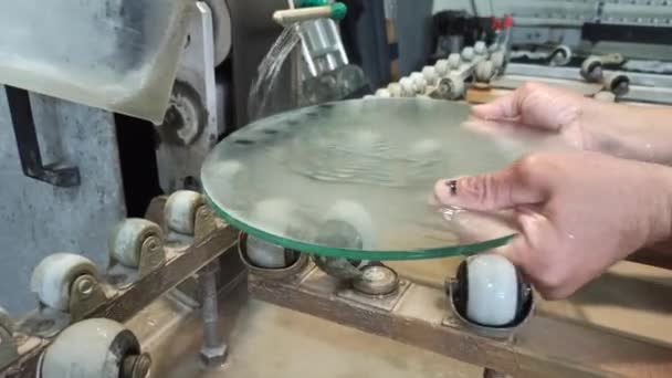 労働者の手は機械にガラスを粉砕する ガラスの水冷却機処理のジェット 研削盤のガラスブランク作業 ガラス加工中の加熱部品の冷却 産業概念 — ストック動画