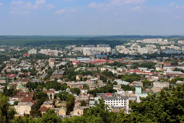 Vista sulle cime delle case nella città di Lvov — Foto Stock