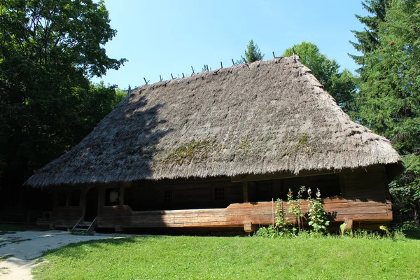 Gamla lantliga hus i Karpaterna regionen — Stockfoto