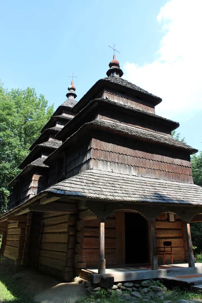 Schöne Holzkirche im Dorf der Westukraine — Stockfoto