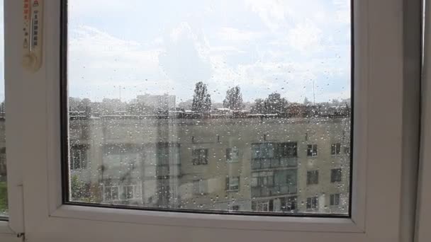 Está chovendo atrás da janela — Vídeo de Stock