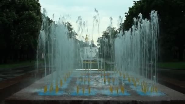 Fonteinen in stadspark — Stockvideo