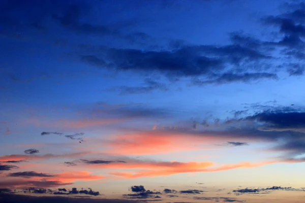 Declínio verão com nuvens azuis escuras — Fotografia de Stock