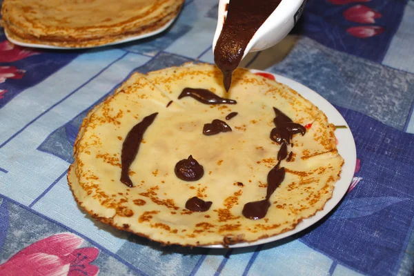 Manufacture of pancakes with chocolate — Stock Photo, Image