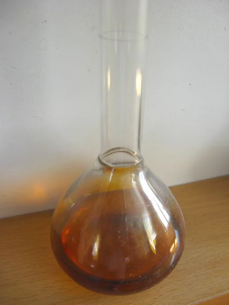 Sample of oil in a flask — Stock Photo, Image