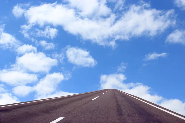 Pittoresche nuvole bianche su sfondo cielo blu — Foto Stock