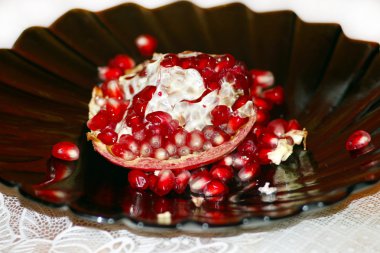 kırık olgun ve kırmızı nar