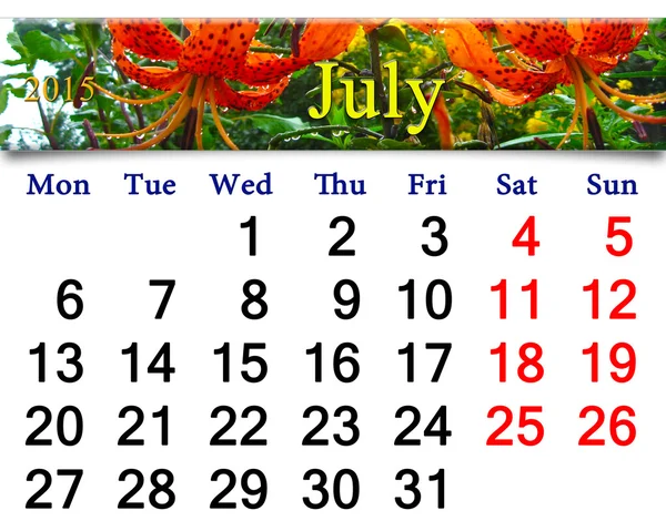 Calendario de julio de 2015 en el fondo de los lirios rojos —  Fotos de Stock