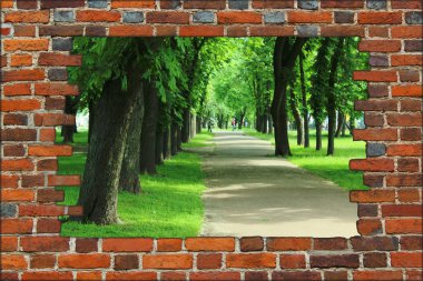 kırık tuğla duvar ve yaz park görünümüne