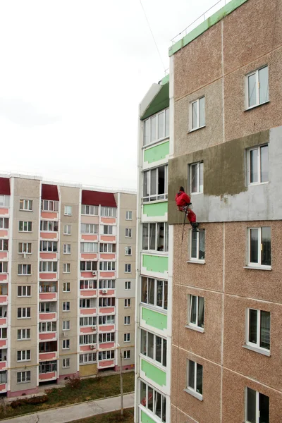 Spécialiste s'occupant du réchauffement des murs de bâtiments à plusieurs étages — Photo