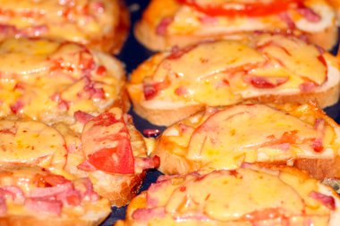 eritilmiş peynir ve sosis ile sıcak sandviç