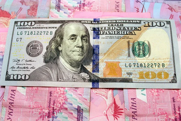 Сто долларов на банкнотах гривны — стоковое фото
