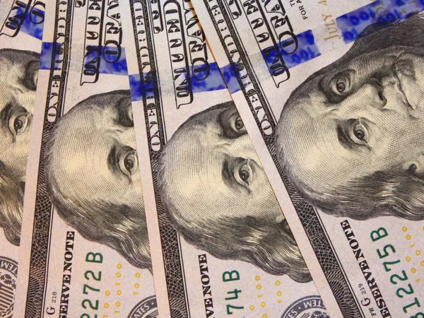 Стодолларовые банкноты с изображением президента — стоковое фото