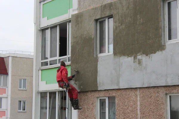 Specialista effettuando il riscaldamento dell'edificio — Foto Stock