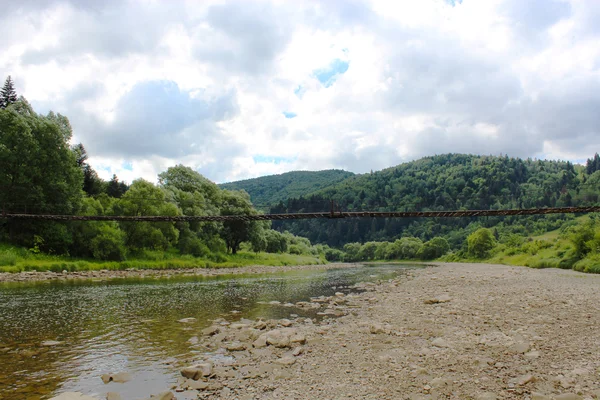 Snelheid bergachtige rivier in de Karpaten — Stockfoto