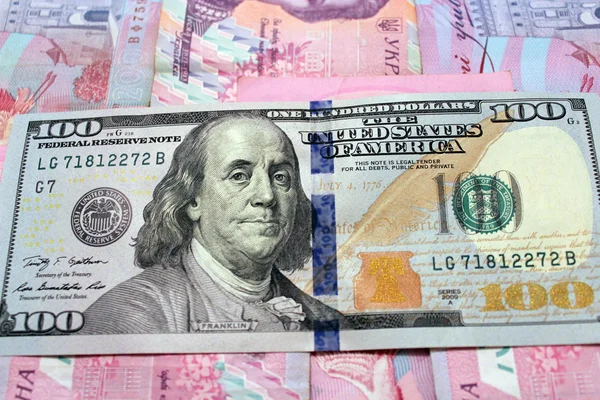 Cent dollars sur le fond des billets de banque ukrainiens grivnas — Photo