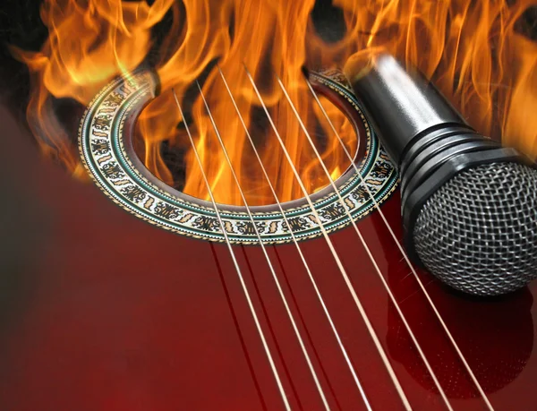 Guitare et microphone brûlant dans le feu — Photo