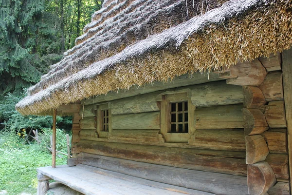 Ancienne maison rurale dans la région des Carpates — Photo