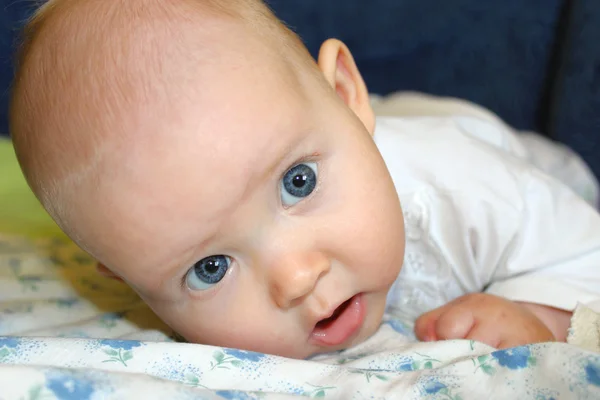 Pequeno bebê deitado na cama — Fotografia de Stock