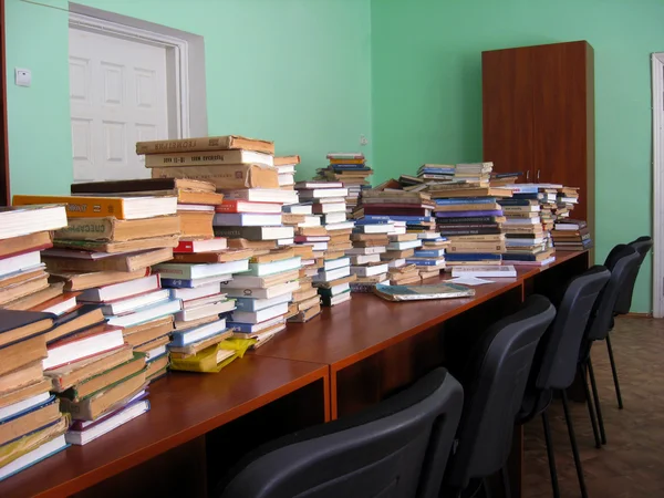 Kütüphanede kitap yığınları — Stok fotoğraf