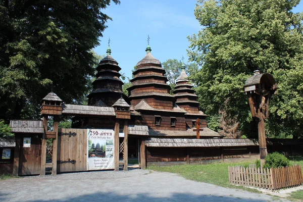 Ładny drewniany kościół we wsi Zachodniej Ukrainy — Zdjęcie stockowe