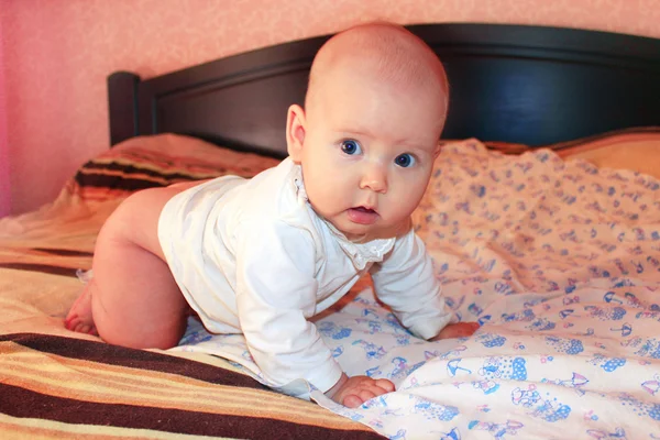 Little baby lying on the bed — Stock Photo, Image