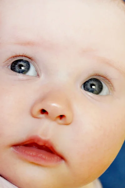 Маленька дитина крупним планом обличчя — стокове фото