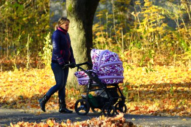 perambulator parkta bebek kadınla